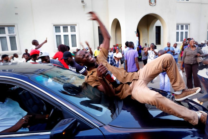 Manifestantes celebran en las inmediaciones del Parlamento, en Harare,&nbsp;la dimisión de Robert Mugabe.&nbsp;