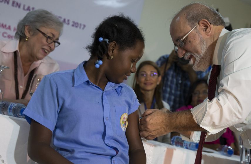 Una alumna de la escuela básica Francisco Ulises Domínguez es vacunada durante el lanzamiento de una campaña contra el Virus del Papiloma Humano.&nbsp;