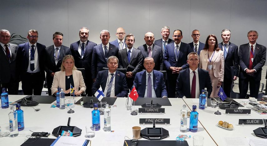De izquierda a derecha sentados: La primera ministra de Suecia, Magdalena Andersson; el presidente de Finlandia, Sauli Niinisto; el presidente de Turquía, Recep Tayyip Erdogan, y ell secretario general de la OTAN, Jens Stoltenberg, posando para Imágenes antes de las conversaciones sobre la solicitud de Suecia y Finlandia a la OTAN, durante la cumbre de la OTAN en Madrid, España.