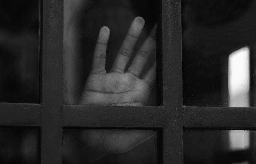 Indignación, por pensar diferente.