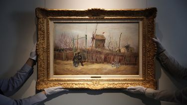 Personal de Sothebys expone “Escena callejera en Montmartre” de Vincent van Gogh el jueves 25 de febrero de 2021 en la casa de subastas en París.&nbsp;