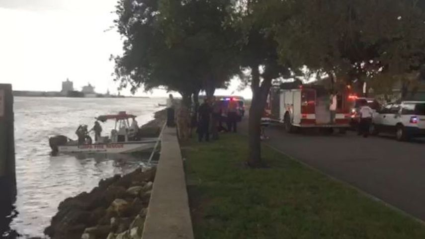 A consecuencia del impacto, el hombre salió despedido de la embarcación y la mujer, desorientada por el choque, saltó al agua en lugar de apagar el motor.