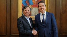 Esta imagen, difundida por la oficina de prensa de la Presidencia de Colombia, muestra al presidente de Colombia, Gustavo Petro (izq.), estrechando la mano del senador estadounidense Bernie Moreno durante una reunión en el Palacio Presidencial de la Casa de Nariño en Bogotá el 15 de agosto de 2025. (Foto: Ovidio GONZALEZ / Presidencia de Colombia / AFP)