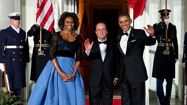 La primera dama Michelle Obama, en un vestido de Carolina Herrera, y el presidente Barack Obama, a la derecha, reciben al presidente francés François Hollande para una cena de estado en la Casa Blanca, en Washington. (AP Foto/ Evan Vucci)