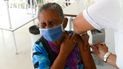Señora recibe dosis de vacuna contra el COVID-19 en Venezuela.