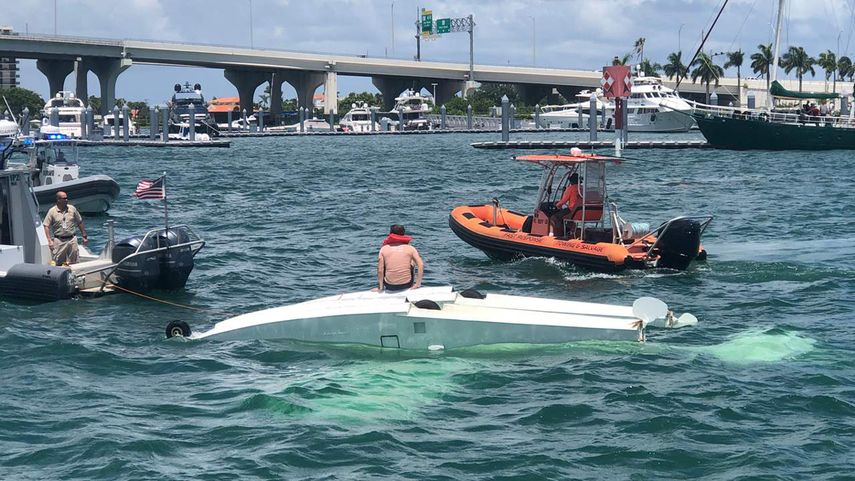Esta imagen recoge el momento que piloto es atendido por el equipo Miami Fire Rescue.