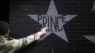 Imagen de uno de los fans de Prince en un gesto de despedida. (EFE) 