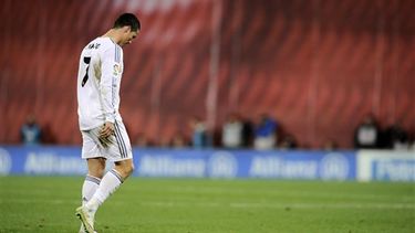 El jugador de Real Madrid, Cristiano Ronaldo, sale de la cancha tras ser expulsado en un partido contra el Athletic de Bilbao el domingo, 2 de febrero de 2014, en Bilbao, España.