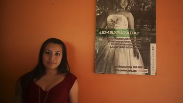 Evelyn Beatriz Hernández, una salvadoreña de 21 años que originalmente fue sentenciada a 30 años de prisión por homicidio agravado después de sufrir un aborto involuntario en 2016, posa para fotos mientras se reúne con periodistas dos días después de su absolución en un nuevo juicio en las oficinas del Colectivo Feminista en San Salvador, El Salvador.