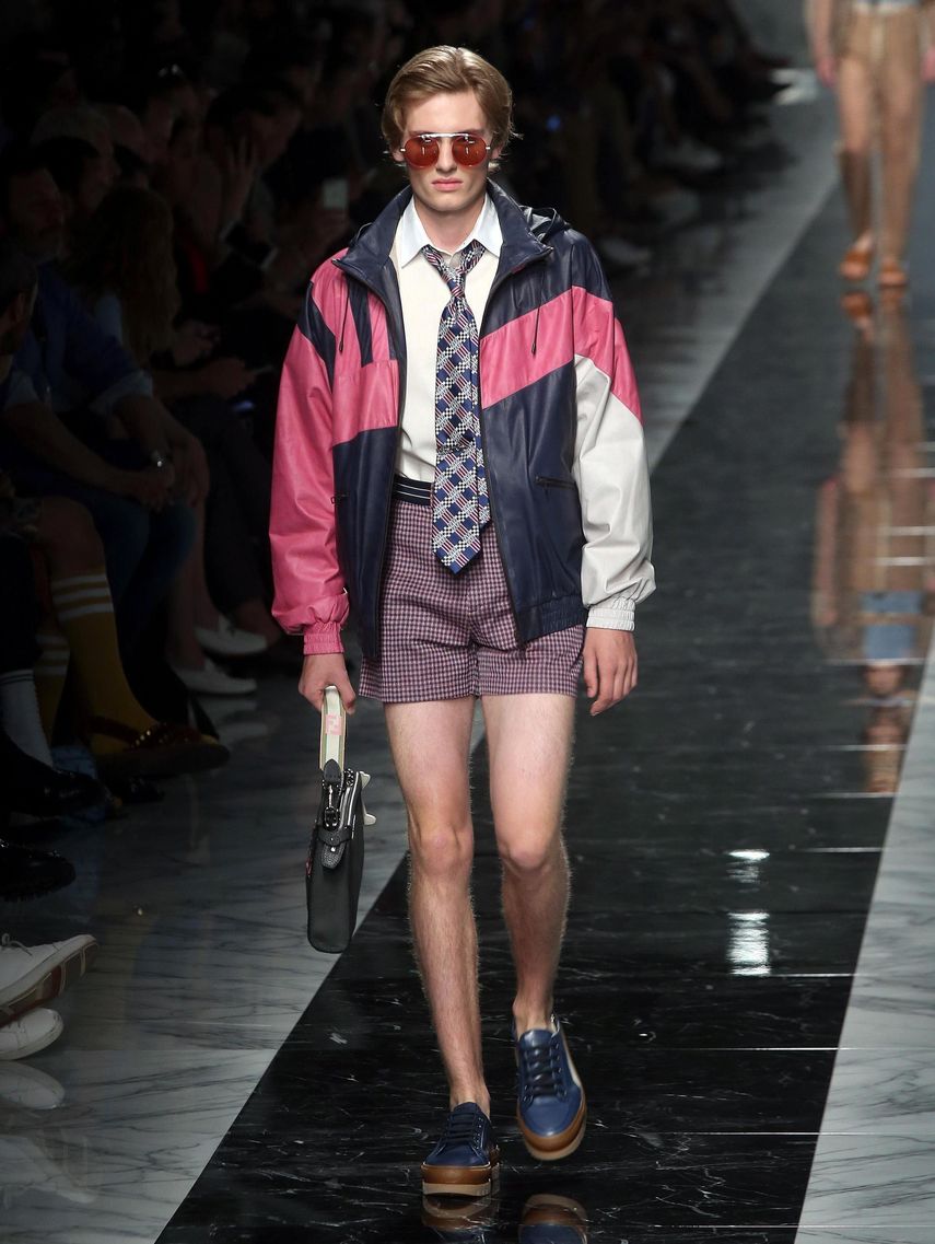 Un modelo presenta las creaciones de la colección de la marca Fendi.
