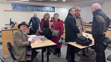 Iván Acosta firma ejemplares de su libro Fuacatapam.