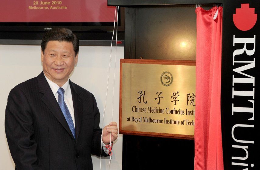 Xi Jinping devela la placa en la inauguración del primer Instituto Confucio de Medicina China de Australia, en la Universidad RMIT de Melbourne, el 20 de junio de 2010.