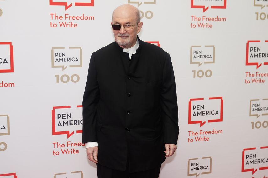El autor Salman Rushdie asiste a la Gala Literaria de PEN America 2023 el jueves 18 de mayo de 2023 en Nueva York.