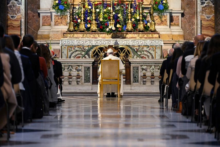 El papa Francisco ora en la Capilla Gregoriana en la Basílica de San Pedro en el Vaticano el sábado, 1 de mayo del 2021. El pontífice oficio un servicio el sábado por la noche por el fin de la pandemia de coronavirus.