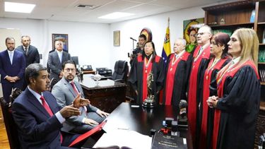 Los magistrados del Tribunal Supremo de Justicia, afín al régimen, reunidos con el dictador Nicolás Maduro.&nbsp;