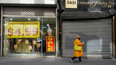 Una persona camina frente a locales en Nueva York.&nbsp;
