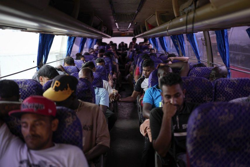 Los migrantes esperan sentados en un autobús que se dirige al norte rumbo a Costa Rica para salir de Lajas Blancas, Panamá, el jueves 26 de septiembre de 2024, después de cruzar el Tapón del Darién desde Colombia con la esperanza de llegar a Estados Unidos. Los migrantes esperan sentados en un autobús que se dirige al norte rumbo a Costa Rica para salir de Lajas Blancas, Panamá, el jueves 26 de septiembre de 2024, después de cruzar el Tapón del Darién desde Colombia con la esperanza de llegar a Estados Unidos.