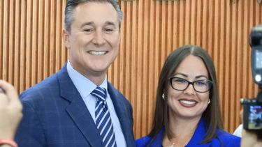 René García, comisionado condal y la alcaldesa de Hialeah Jacqueline García-Roves. 