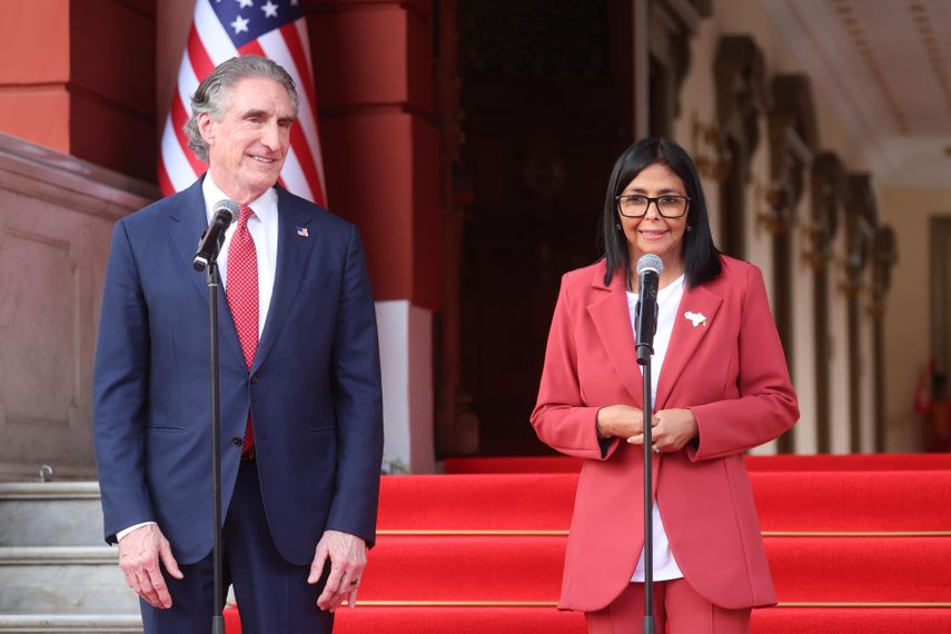 Delcy Rodríguez, habla junto al secretario de Interior de Estados Unidos, Doug Burgum, este miércoles en Caracas (Venezuela)