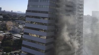 La foto provista por Megan Feldman muestra un helicóptero sobre un edificio residencial en Los Ángeles donde estalló un incendio el miércoles 29 de enero de 2020. 