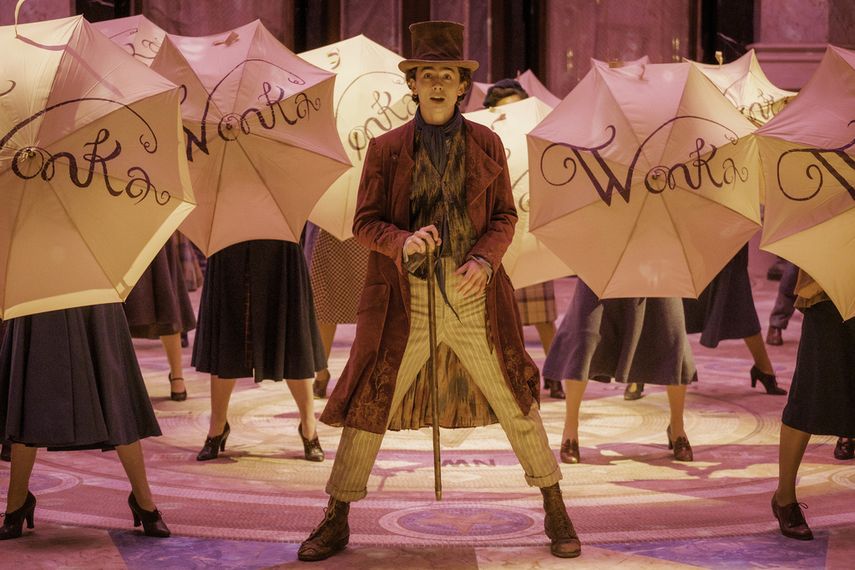 En esta imagen proporcionada por Warner Bros. Pictures, Timothee Chalamet, centro, en una escena de Wonka.