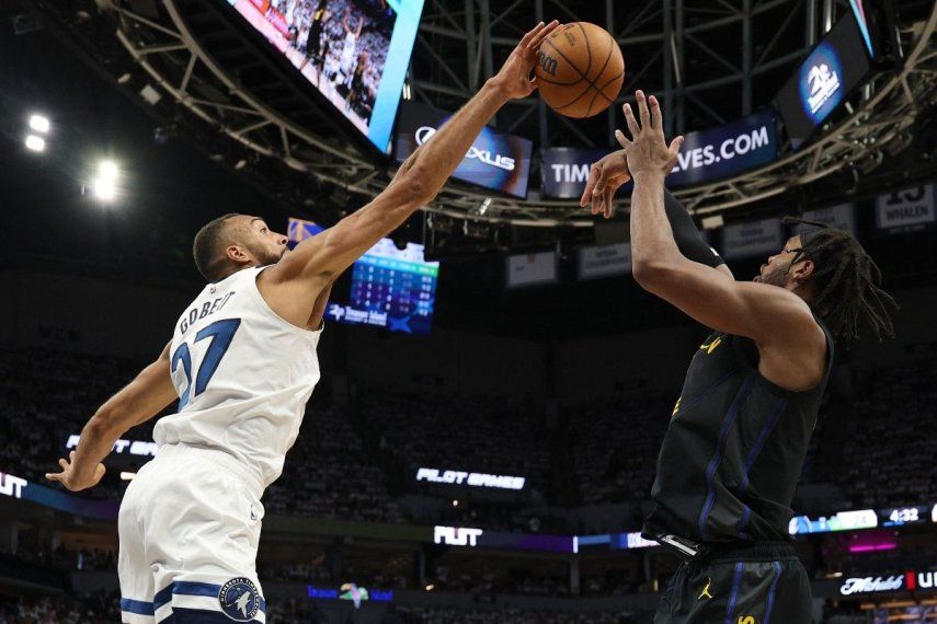 Rudy Gobert #27 de los Minnesota Timberwolves bloquea el tiro de Buddy Hield #7 de los Golden State Warriors durante el segundo cuarto del primer partido de la segunda ronda de los playoffs de la Conferencia Oeste de la NBA en el Target Center el 6 de mayo de 2025 en Mínimapolis, Minnesota.&nbsp;
