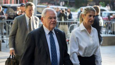 El senador estadounidense Bob Menendez y su esposa Nadine Menendez llegan a un tribunal federal de Nueva York, el miércoles 27 de septiembre de 2023.&nbsp;