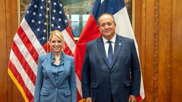 Fiscal general de EEUU, Pam Bondi, y al fiscal nacional de Chile, Ángel Valencia, posan durante una reunión este 16 de marzo 2026, en Washington.&nbsp;
