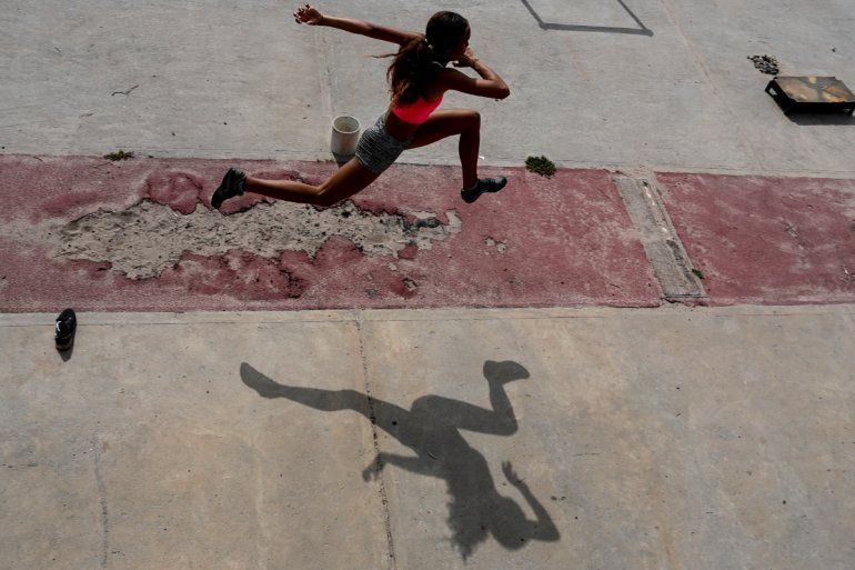 Pedazos de tartán arrancados y maleza se ven en la pista del Salvador de la Plaza, pista en la que la atleta de Venezuela Yulimar Rojas dio sus primeros saltos triples