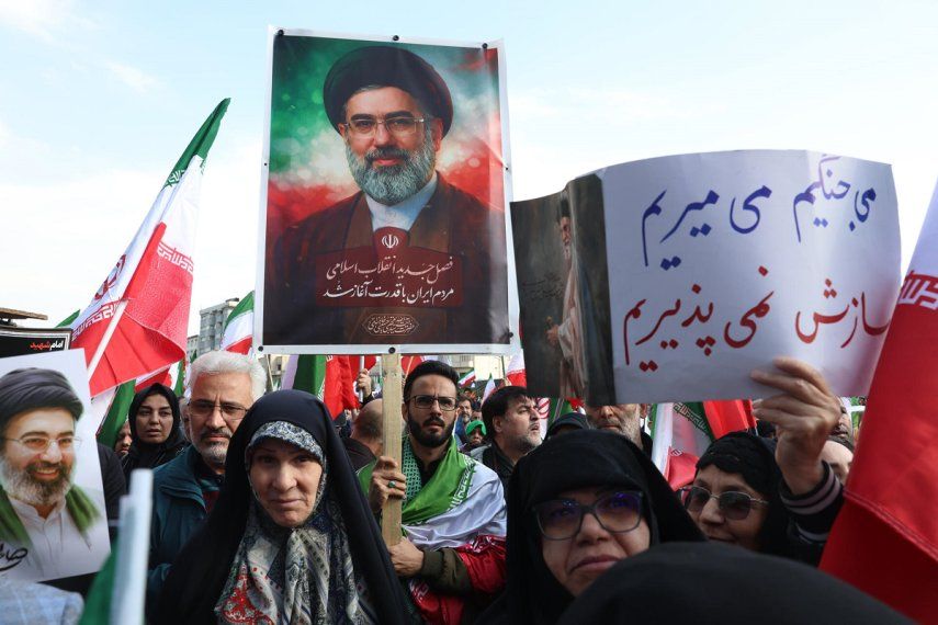 El nuevo líder supremo de Irán, Mojtaba Jameneí, afirmó este jueves en su primer mensaje a la nación que el estrecho de Ormuz debe permanecer cerrado”. “El Estrecho de Ormuz debe permanecer cerrado”, dijo la nueva máxima autoridad política y religiosa de Irán en un comunicado leído por una presentadora en la televisión estatal.&nbsp;