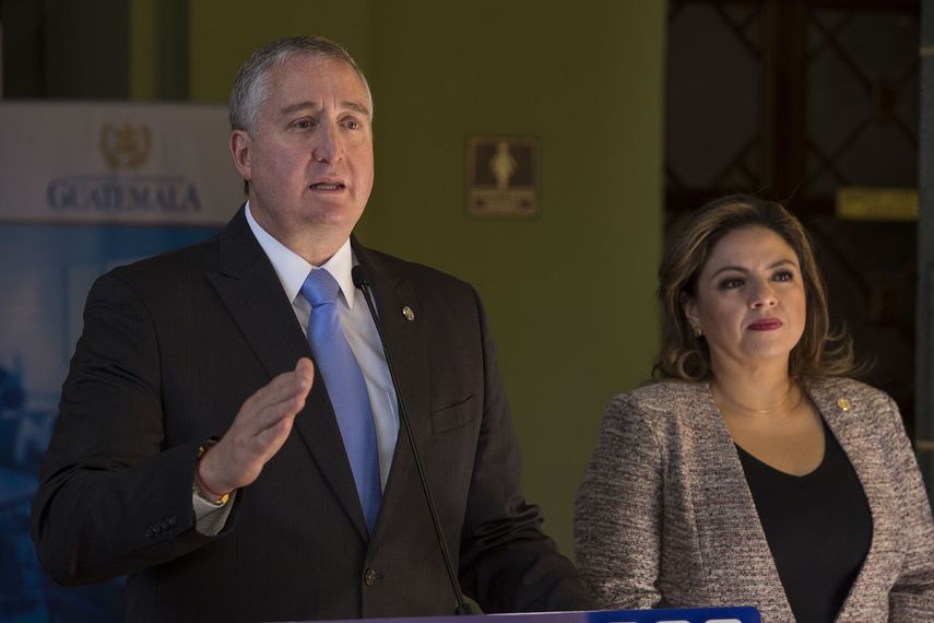 El ministro de Gobernaci&oacute;n guatemalteco, Enrique Degenhart, izquierda, y la ministra de Relaciones Exteriores, Sandra Jovel, durante una conferencia de prensa sobre el acuerdo de tercer pa&iacute;s seguro en el Palacio Nacional, en Ciudad de Guatemala, el jueves 1 de agosto de 2019.
