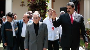 Fotografía cedida por el Palacio de Miraflores del presidente de Venezuela Nicolás&nbsp;Maduro&nbsp;(d), durante el recibimiento al gobernante cubano, Raul Castro (c), y los presidentes de Nicaragua y Bolivia, Daniel Ortega (2i) y Evo Morales (i), este domingo 5 de Marzo de 2017, en la ciudad de Caracas, Venezuela.