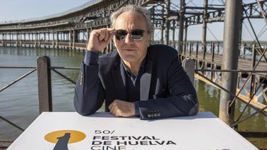 El actor Jose Coronado posa previamente para recibir el Premio Ciudad de Huelva de la 50 edición del Festival de Huelva, el 23 de noviembre de 2024.
