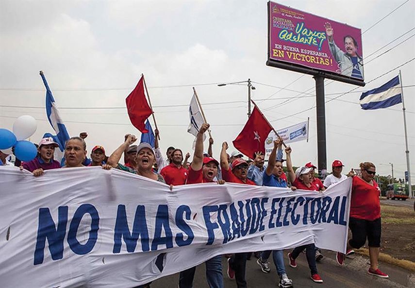 Opositores al gobierno del presidente Daniel Ortega marchan en Managua frente a la sede del Consejo Supremo Electoral, pidiendo elecciones libres y transparentes. (EFE)