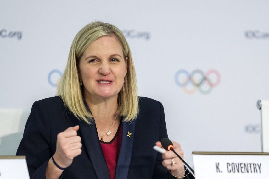 La recién elegida presidenta del Comité Olímpico Internacional (COI), la zimbabuense Kirsty Coventry, gesticula al dirigirse al público durante su primera conferencia de prensa durante la 144.ª Sesión del COI, el día de la elección del presidente del Comité Olímpico Internacional, en Costa Navarino, Grecia, el 20 de marzo de 2025. Kirsty Coventry, de Zimbabue, se convirtió en la primera mujer y la primera africana en ser elegida presidenta del Comité Olímpico Internacional el 20 de marzo de 2025.&nbsp;