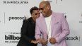 Randy Malcolm Martínez, izquierda, hace el gesto de morder el hombro de Alexander Delgado a la llegada del dúo cubano Gente de Zona a la alfombra azul de los Premios Billboard de la Música Latina en Coral Gables, Florida, el jueves 5 de octubre de 2023.&nbsp;