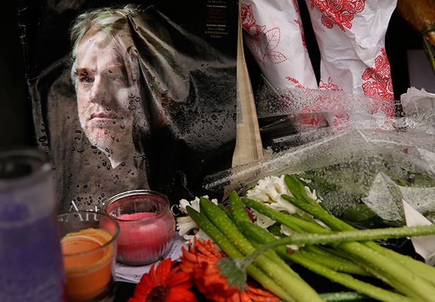Velas y flores que deja la gente frente al edificio donde vivía el actor Philip Seymour Hoffman, muerto el domingo 2 de febrero del 2014 por una aparente sobredosis de heroína. (AP Photo/Seth Wenig)