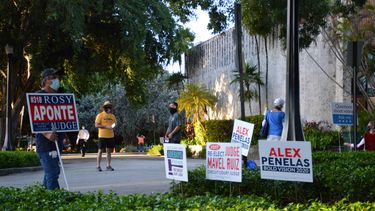 Representantes de los diferentes candidatos permanec&iacute;an a la entrada de los centros de votaci&oacute;n con&nbsp;letreros y volantes, el martes 18 de agosto de 2020, en Miami-Dade.