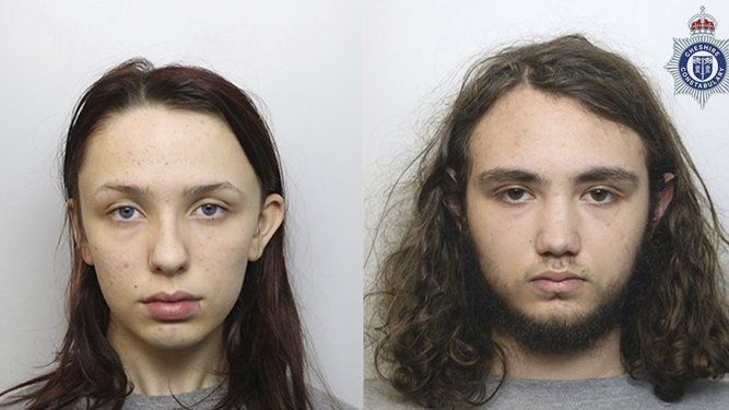 Esta foto combinada distribuida por la policía de Cheshire el viernes 2 de febrero de 2024 muestra a Scarlett Jenkinson y Eddie Ratcliffe, ambos de 16 años, asesinos de una adolescente transgénero en el noroeste de Inglaterra. La jueza Amanda Yip dio a conocer sus identidades durante la audiencia de sentencia en el tribunal en Manchester.&nbsp;
