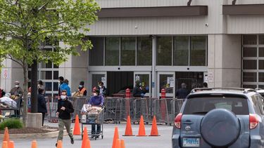 Varias personas frente a uno de los supermercados de la cadena Costco.