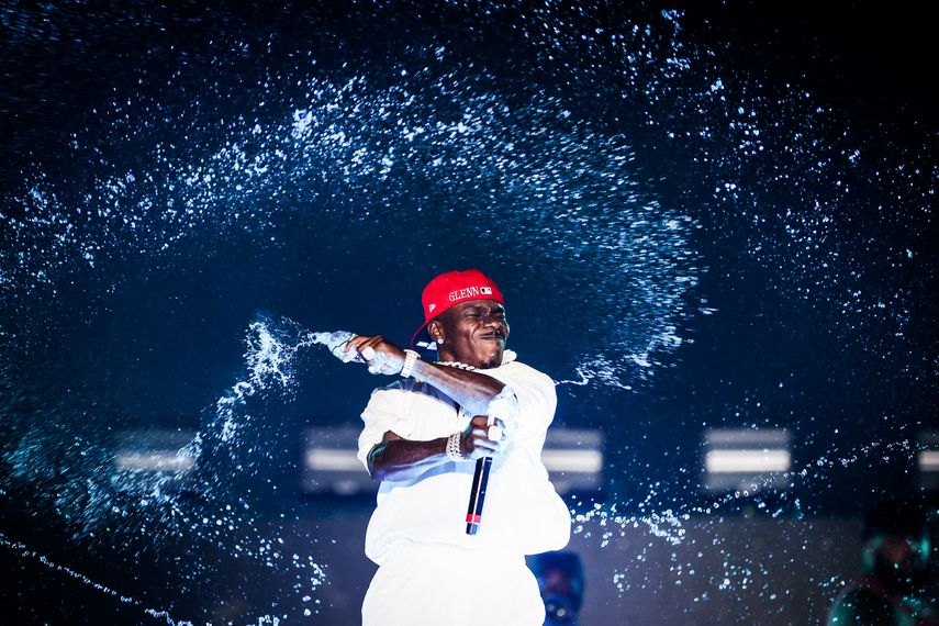 En esta foto de archivo tomada el 25 de julio de 2021, DaBaby se presenta en el escenario durante Rolling Loud en el Hard Rock Stadium en Miami Gardens, Florida. El festival de música Lollapalooza anunció el 1 de agosto de 2021 que había eliminado a DaBaby de su alineación después de que el rapero hiciera comentarios homofóbicos y declaraciones falsas sobre el sida.