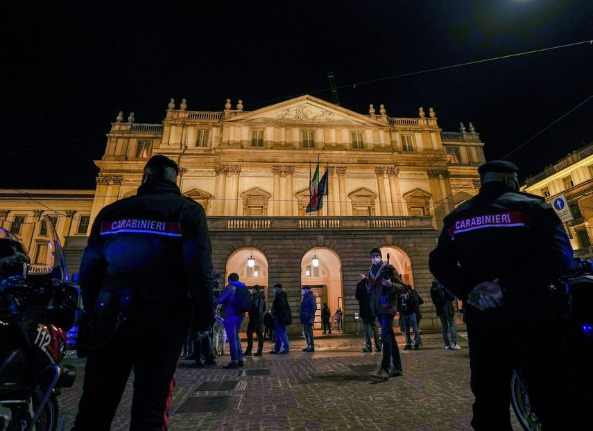 Carabinieri patrullan la plaza frente al teatro La Scala durante el estreno de Macbeth&nbsp;de Verdi, que inició la temporada lírica el 7 de diciembre de 2021.