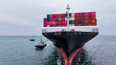 Barco mercante de China saliendo de aguas cercanas a uno de los grandes puertos de ese país.