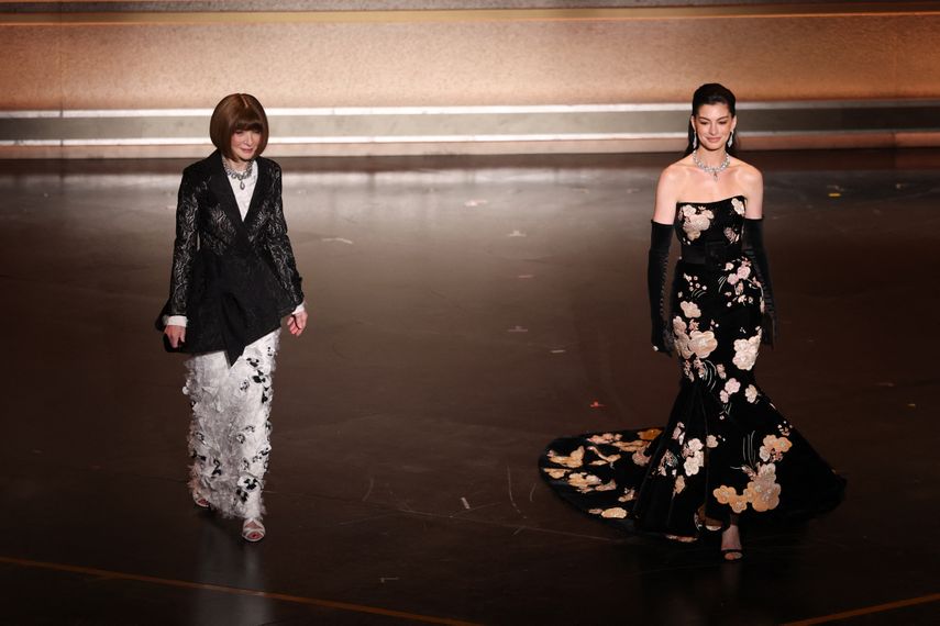 La editora de moda británico-estadounidense Anna Wintour (izq.) y la actriz estadounidense Anne Hathaway presentan los Óscar al Mejor Diseño de Vestuario y al Mejor Maquillaje y Peluquería en el escenario, durante la 98.ª edición anual de los Premios de la Academia, en el Teatro Dolby de Hollywood, California, el 15 de marzo de 2026.