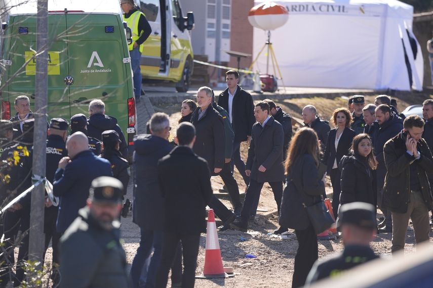 Los Reyes Felipe VI y Letizia, acompañados por el presidente de la Junta de Andalucía, Juanma Moreno, visita la zona cero del accidente sufrido entre dos trenes en Adamuz (Córdoba), en el que han muerto al menos 41personas y hay más de un centenar de heridos.    
