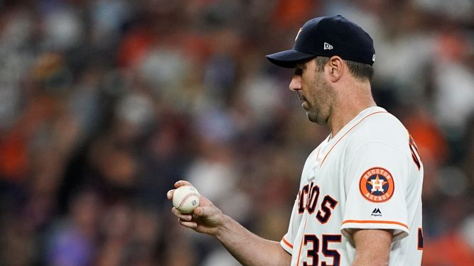 El abridor Justin Verlander, de los Astros de Houston, observa la pelota despu&eacute;s de conceder un cuadrangular de Kurt Suzuki, de los Nacionales de Washington, en el s&eacute;ptimo inning del segundo partido de la Serie Mundial, el mi&eacute;rcoles 23 de octubre de 2019, en Houston