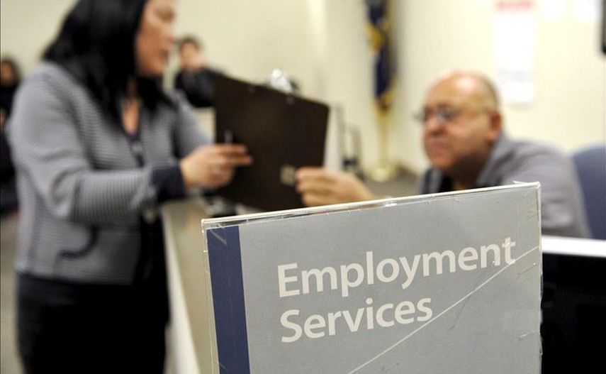 Dos personas en una oficina de servicios de empleo de New York. (EFE)