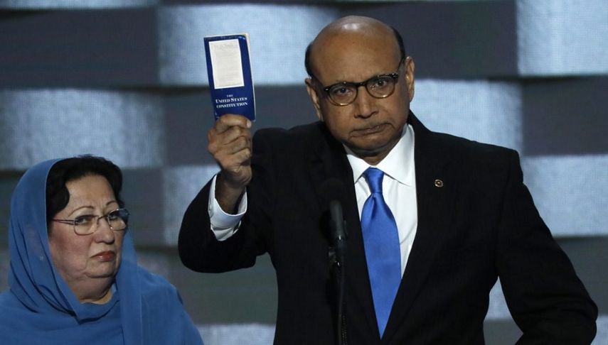 Khizr Khan y su esposa estuvieron como invitados en la convención del Partido Demócrata que ratificó a Hillary Clinton como la candidata presidencial durante la última campaña electoral en EEUU.