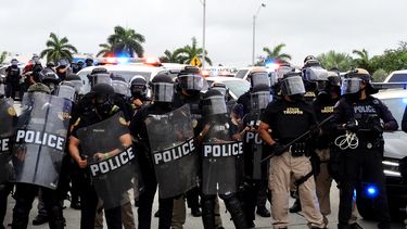 Cuerpo antimotines de Miami impide acceso de manifestaci&oacute;n al&nbsp;Julia Tuttle&nbsp;Causeway, rumbo a Miami Beach.