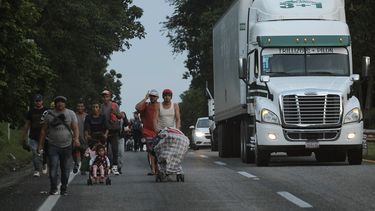 Migrantes salen de Ulapa, en el estado de Chiapas, el sábado 30 de octubre de 2021, en México.&nbsp;